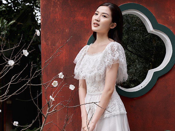 Lương Thanh cuốn hút trong trang phục đen - trắng