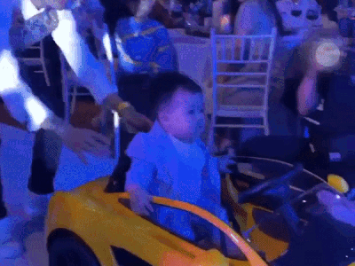Cả dàn khách mời sang chảnh dự thôi nôi cháu ngoại Minh Nhựa nhưng dân mạng chỉ tìm kiếm một người
