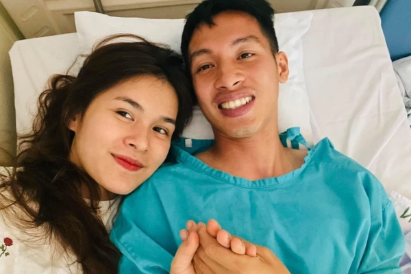 Hùng Dũng bơ phờ sau ca mổ, Mộc Trinh vẫn lầy lội chọc cười chồng bằng được