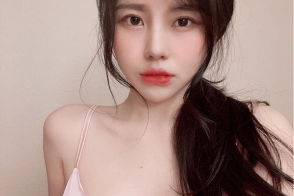 Sợ lộ nội y sẽ bị phạt, nữ streamer 'outplay' bằng cách không mặc, buộc áo hờ hững che vòng một