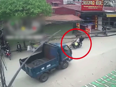 Hy hữu: Nam thanh niên đi xe máy bị thanh sắt trên xe tải rơi trúng đầu