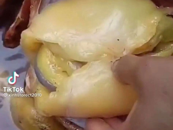 Mổ con gà to nhưng nhìn lớp mỡ tràn ra khỏi bụng mà ngao ngán, giờ ăn không được bỏ cũng chẳng xong
