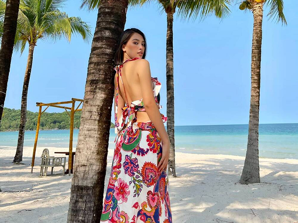 Hoa hậu Tiểu Vy khoe lưng trần mướt mắt với oạt trang phục mặc đi biển