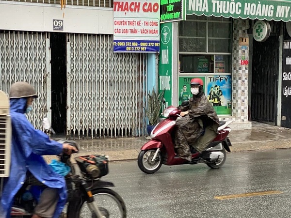 TP.HCM xuất hiện 'mưa vàng', người dân được giải nhiệt sau bao ngày nắng nóng