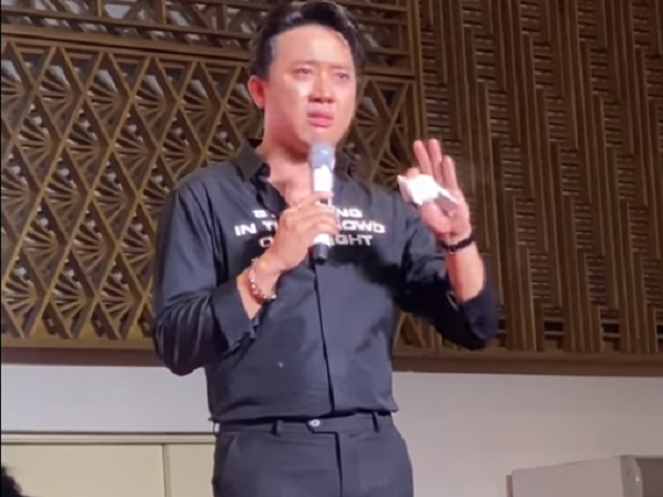 Trấn Thành khóc nức nở trong tiệc mừng Bố Già: 'Tôi là một thằng ngu, ngây thơ với mọi thứ và nó mang đến cho tôi nhiều tai tiếng, hiểm họa trong cuộc đời'