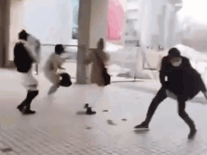 Video: Khoảnh khắc gió lớn thổi bay người đi đường ở Trung Quốc