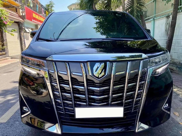 1 năm tuổi, Toyota Alphard cũ vẫn đắt hơn Mercedes-Benz V-Class 'đập hộp' gần 1,6 tỷ đồng