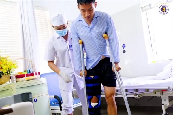 Đỗ Hùng Dũng lần đầu bước đi sau chấn thương kinh hoàng, mở ra triển vọng sớm bình phục