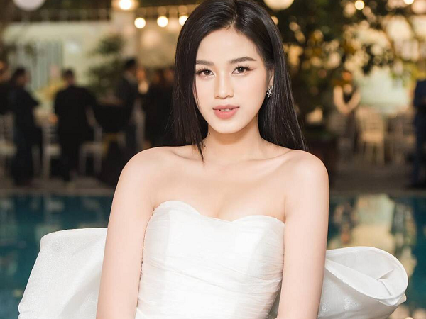 Đỗ Thị Hà khoe vòng 1 nảy nở quyến rũ