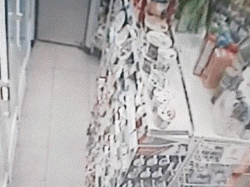 Phải lòng cô nhân viên bán hàng, gã đàn ông mặc cả nội y phụ nữ hở hang đến gặp 'người thương' hàng chục lần suốt 3 tháng