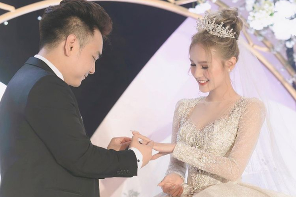 Hé lộ cuộc sống sau kết hôn của Xoài Non - vợ nam streamer giàu nhất Việt Nam
