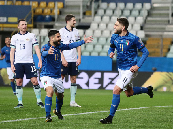 Italy thắng dễ trận ra quân