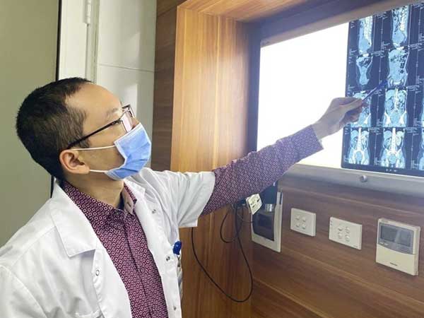 Bụng to lên rõ rệt nhưng chủ quan không đi khám, người phụ nữ không ngờ mình mang khối u 10kg trong ruột