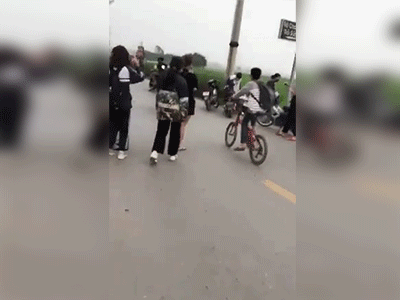 Phẫn nộ clip nam sinh túm tóc, đánh dã man vào đầu nữ sinh ngay bên vệ đường trước sự hò hét của nhóm bạn