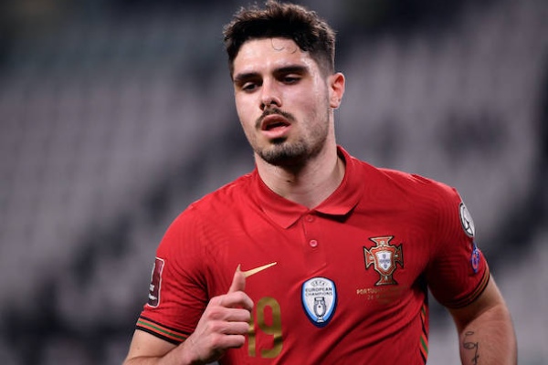 Bruno Fernandes đóng vai 'siêu cò', giúp MU lôi kéo đồng đội ở tuyển Bồ Đào Nha