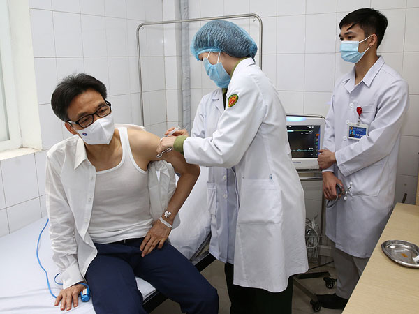Phó thủ tướng Vũ Đức Đam tiêm thử vaccine Nano Covax