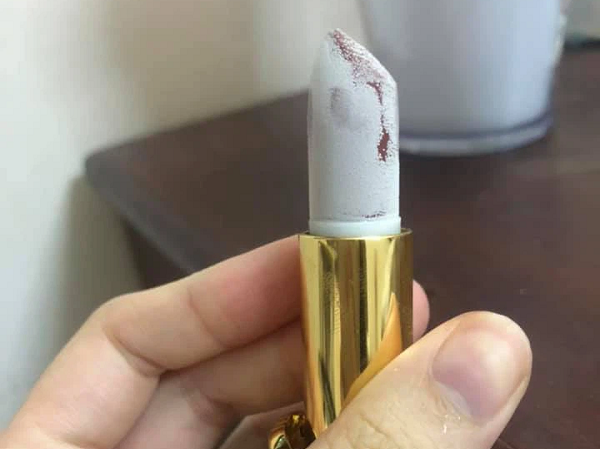 Cô nàng lo lắng cực độ vì thỏi son chưa dùng mà bị mảng trắng như mốc, liệu có nên dùng tiếp?