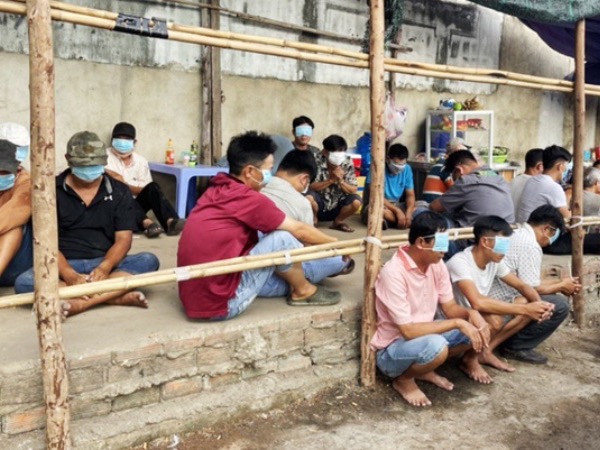 Cảnh sát chèo ghe bắt trường gà ven kênh