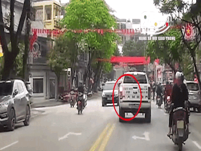 Video: 2 bé gái dắt tay nhau chạy băng qua đường bị ô tô đâm văng, khoảnh khắc vụ tai nạn khiến phụ huynh 'rụng rời'