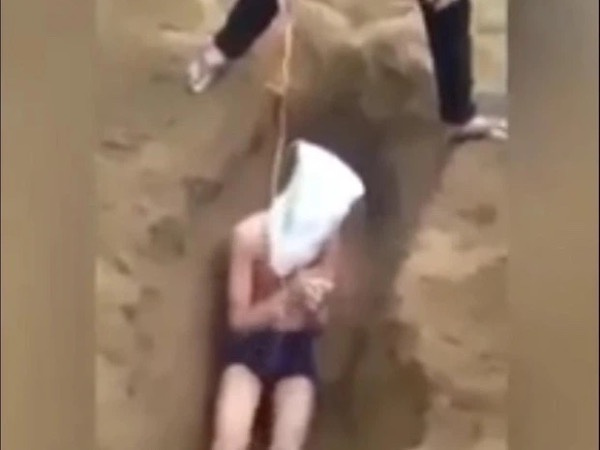 Bà ngoại nam thanh niên bị hành hạ, chôn sống lên tiếng: 'Cháu nói chỉ quay cho vui, không phải bị đánh'