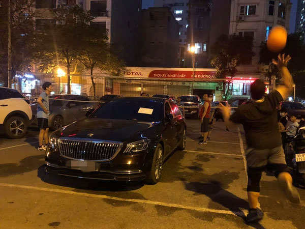 Xe sang Mercedes S450 Maybach đỗ ngay giữa sân bóng chuyền nhưng vẫn không ngăn được 'trận đấu đắt đỏ', dòng 'tâm thư' để lại khiến chủ xe tái mặt