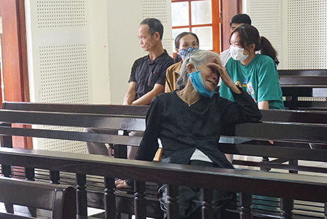 Nước mắt mẹ già ba lần 'tiễn' con đi… tù