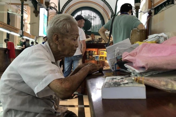 Ông cụ viết thư tay cuối cùng ở Sài Gòn đã nghỉ việc vì sức khỏe yếu, nhiều người Sài Gòn tiếc nuối: Bưu điện như mất đi một phần "linh hồn"