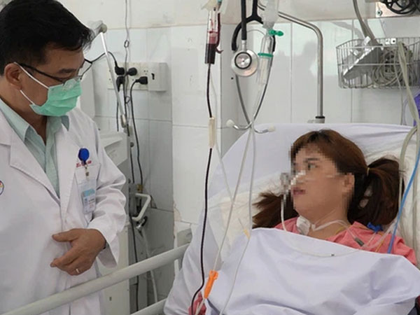 Cứu sống 1 phụ nữ bị rắn hổ mang cắn dẫn đến suy hô hấp, liệt toàn thân