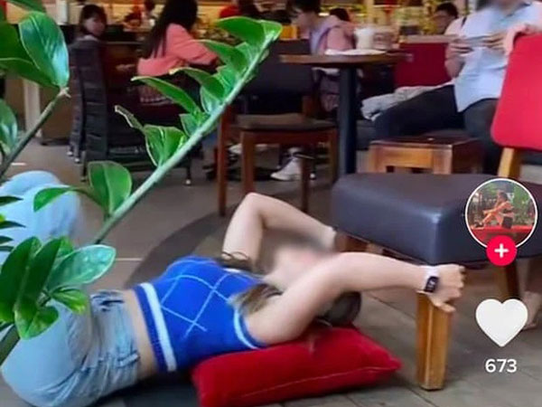 Hai cô gái bị chê kém duyên vì nằm dài giữa quán cà phê Highlands, kéo ghế đu trend khoe body giống Ngọc Trinh