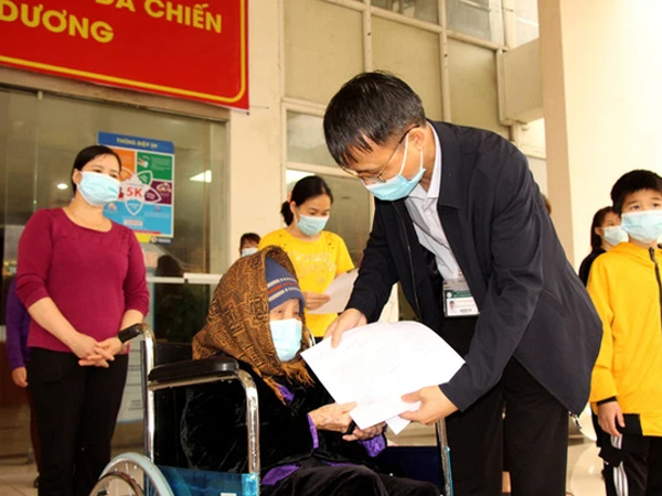 Niềm vui của bệnh nhân mắc COVID-19 được điều trị khỏi trước thời khắc Bệnh viện Dã chiến số 2 Hải Dương giải thể