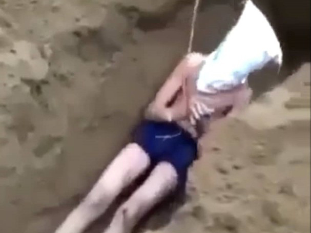 Hình phạt nào cho 13 đối tượng lột đồ, chôn sống nam thanh niên 17 tuổi rồi quay clip?