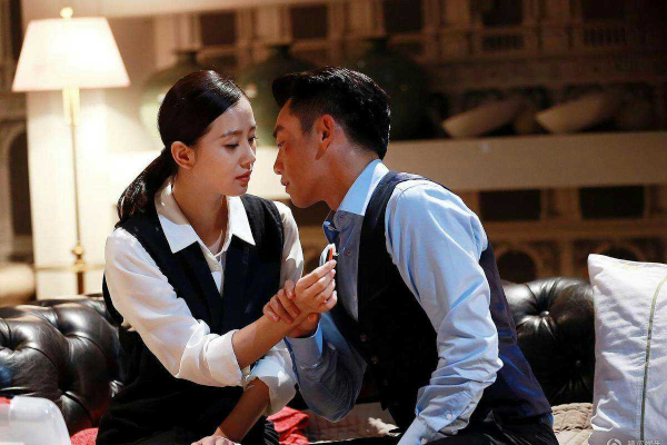 Quyết bỏ vợ để cưới 'nữ thần' từng yêu đơn phương 8 năm, đêm tân hôn với vợ mới anh ta 'rụng rời' nhìn tờ giấy trong túi xách cô nàng
