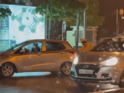 Tài xế chết máy xe giữa trời mưa và hành động bất ngờ của CSGT