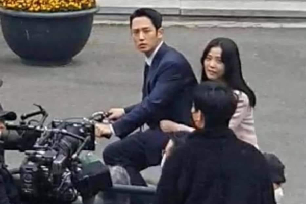 Lộ cảnh Jisoo (BLACKPINK) ôm ấp Jung Hae In trong phim mới, fan đòi sống chết vì sợ diễn cảnh hôn nhau
