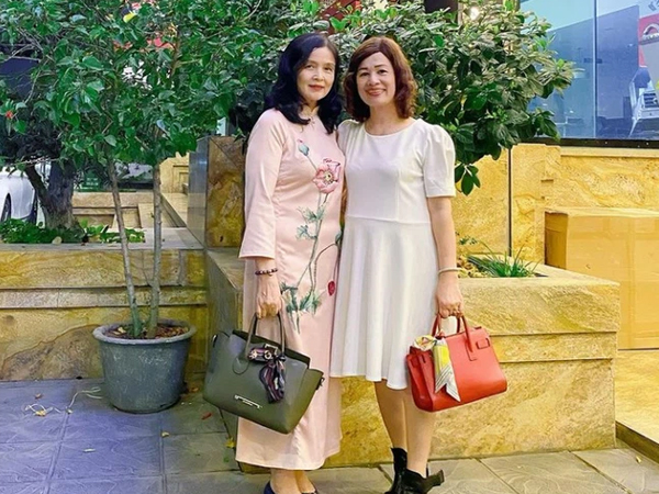 Hằng Túi khoe bức ảnh 'để đời' với 2 người mẹ chồng cùng chụp chung, ai cũng ghen tị với sơ đồ quan hệ đặc biệt trong gia đình hot mom 8X