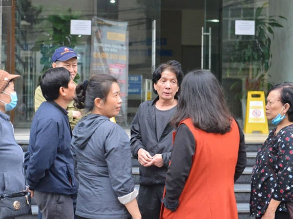 Nhân chứng kể lại giây phút đôi nam nữ rơi do trần chung cư thủng: 'Tôi nghe thấy có người kêu 'á', quay ra thấy 1 nam 1 nữ nằm bất tỉnh'