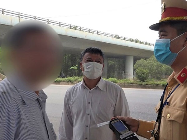 Video: Bị phát hiện vi phạm nồng độ cồn người đàn ông đòi 'biếu' xe cho CSGT