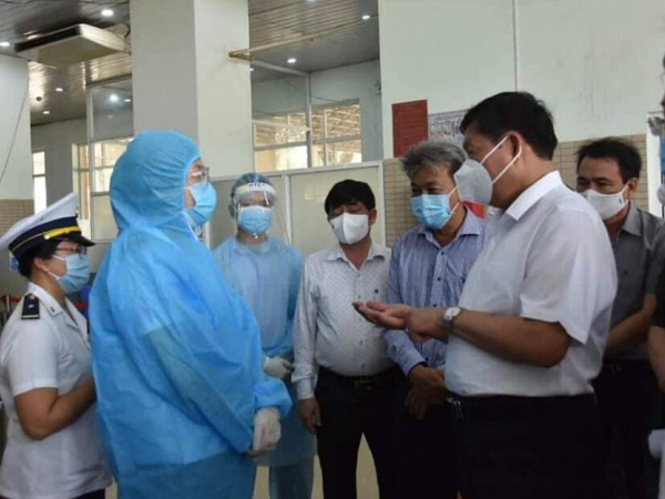 Thứ trưởng Bộ Y tế kiểm tra công tác quản lý nhập cảnh, khai báo y tế tại cửa khẩu biên giới