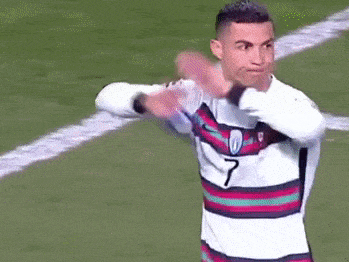 Ronaldo nói gì sau hành động vứt băng đội trưởng?