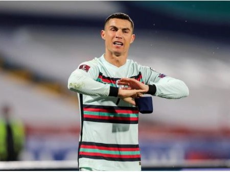 Ronaldo tức giận ném băng đội trưởng khi bị tước mất bàn thắng