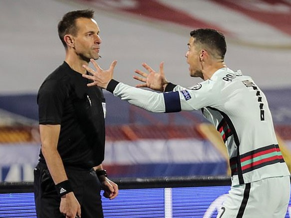 Ronaldo bị trọng tài 'cướp bàn thắng', Bồ Đào Nha hòa đáng trách