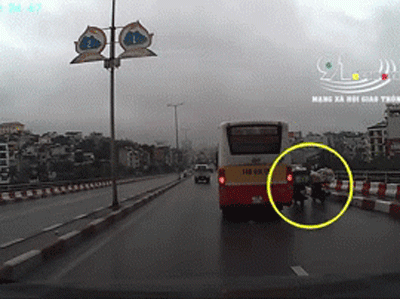 Video: Xe buýt chèn 2 xe máy sát vào thành cầu, hành động sau đó của tài xế càng gây phẫn nộ