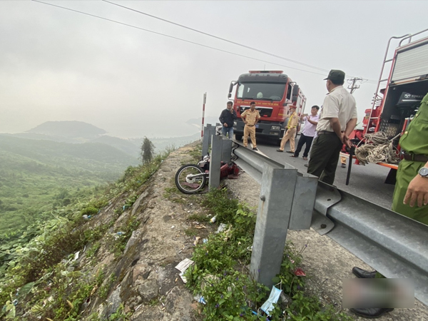 Tông xe vào taluy đèo Hải Vân, thanh niên rơi xuống vực sâu