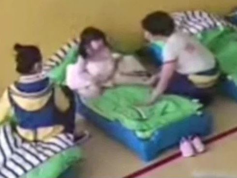 Bà mẹ bật camera trong giờ nghỉ trưa, tưởng con đang ngủ nhưng lại phát hiện tội ác của cô giáo, lập tức báo cảnh sát