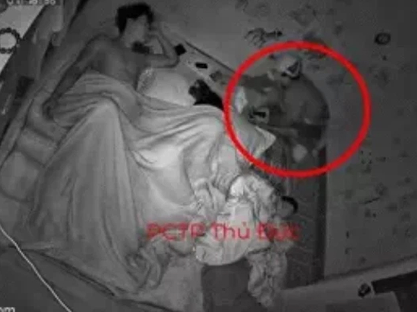 Giật mình tỉnh giữa đêm phát hiện mất sạch đồ, cả gia đình check camera thì phát hiện sự việc 'lạnh gáy'