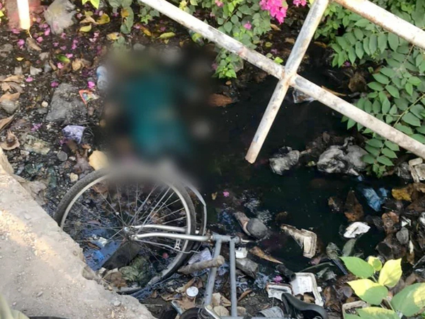 TP.HCM: Thanh niên tử vong bất thường cạnh xe đạp dưới kênh đen ngòm