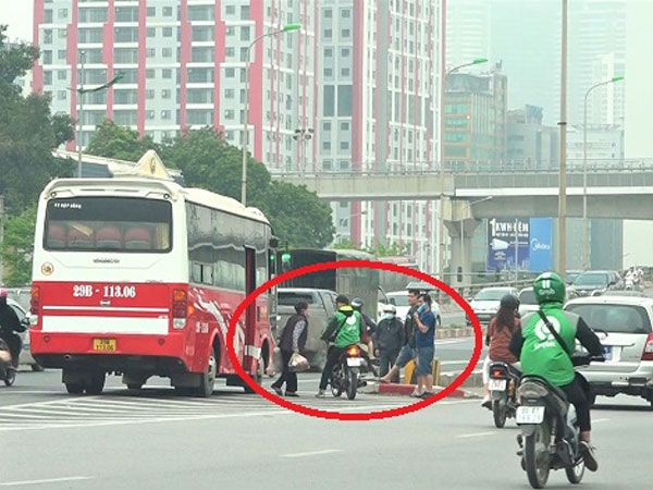 Video: Tụ tập 'bắt khách' trên VĐ3, xe ôm bỏ chạy tán loạn khi công an xử phạt