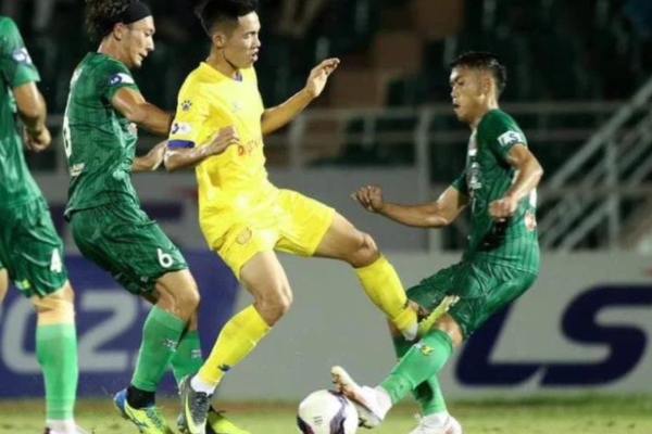 Bi hài chuyện cầu thủ Sài Gòn FC bị đạp vào chân rồi…ăn thẻ