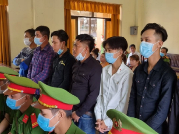 Vì 1 nữ tiếp viên karaoke, 16 thanh niên lãnh gần 100 năm tù