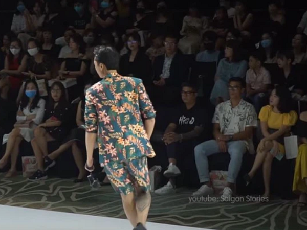 Bùi Tiến Dũng bảnh bao xuất hiện tại show diễn thời trang khi liên tục không được thi đấu